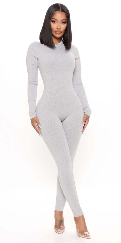 Sivý rebrovaný overal s vysokým golierom a dlhým rukávom