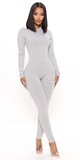 Sivý rebrovaný overal s vysokým golierom a dlhým rukávom