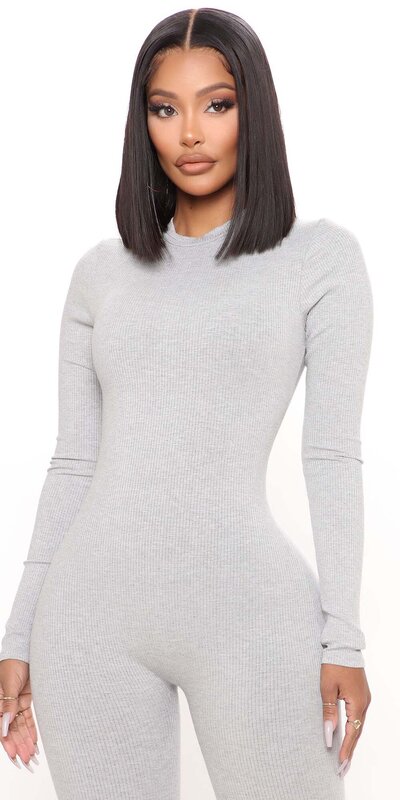 Sivý rebrovaný overal s vysokým golierom a dlhým rukávom