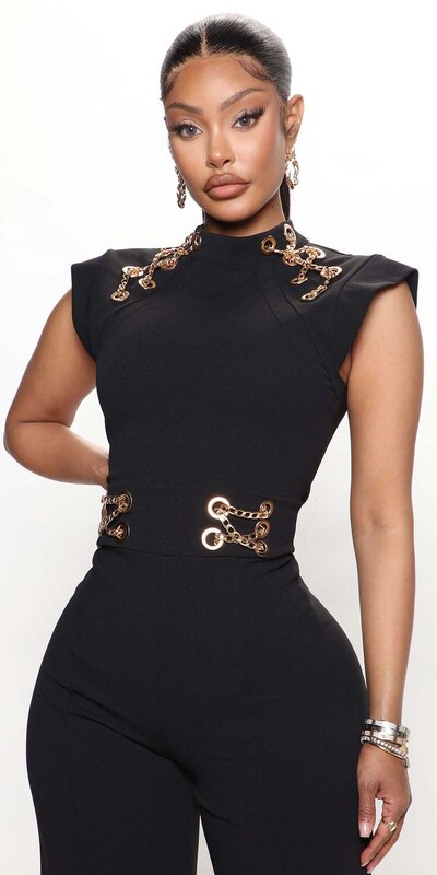 Čierny overal bez rukávov so zlatým retiazkovým detailom