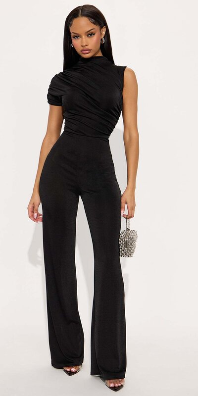 Čierny overal s nariaseným detailom a širokými nohavicami