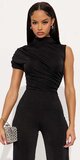 Čierny overal s nariaseným detailom a širokými nohavicami