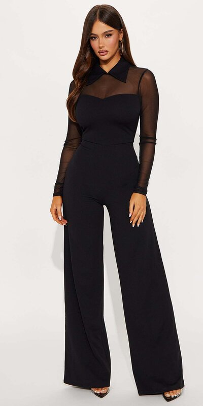 Čierny overal s dlhými rukávmi a širokými nohavicami