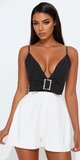 Čierno-biely krátky overal s tenkými ramienkami a voľnými šortkami
