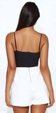 Čierno-biely krátky overal s tenkými ramienkami a voľnými šortkami