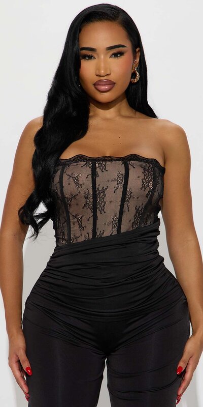 Čipkovaný overal s korzetovým topom v čiernej farbe