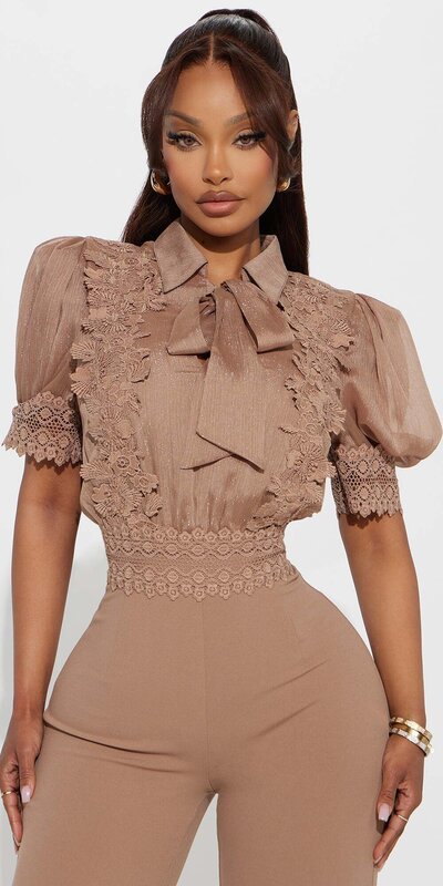 Mocha overal s čipkovým lemom a viazaním v páse