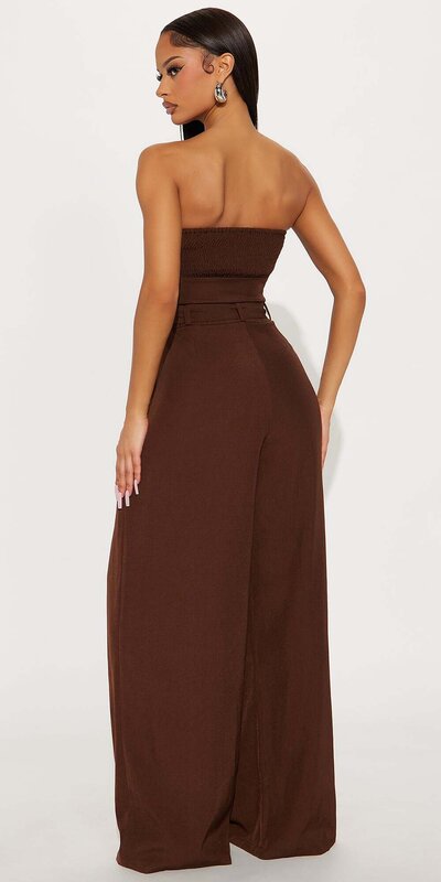 Čokoládový overal bez ramienok s opaskom