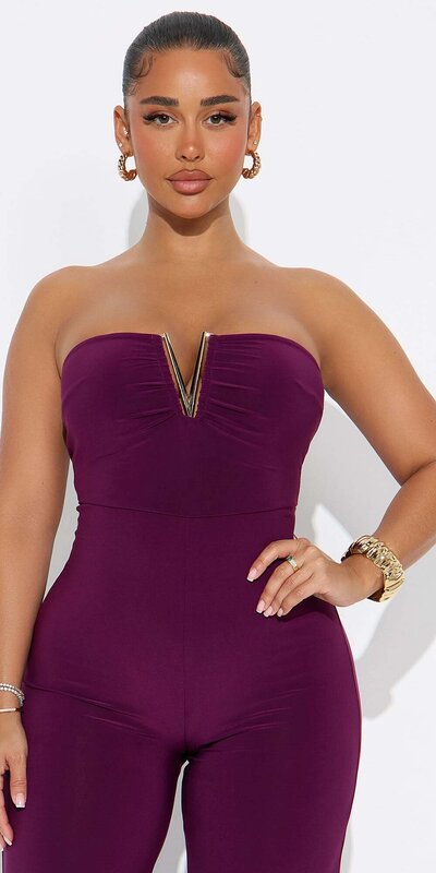 Slivkový overal bez ramienok so širokými nohavicami