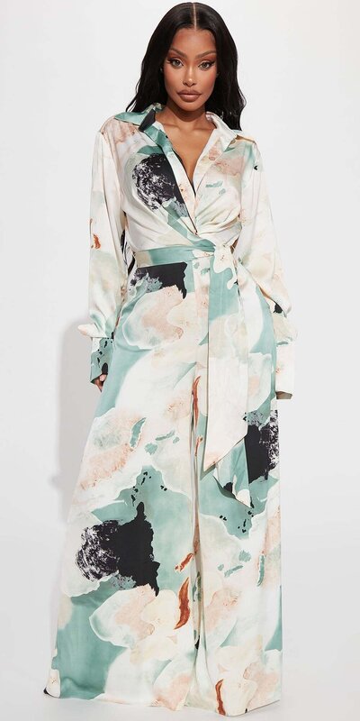 Saténový overal s viazaním v páse v zelenom vzore