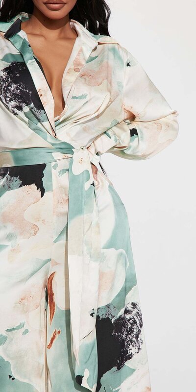 Saténový overal s viazaním v páse v zelenom vzore