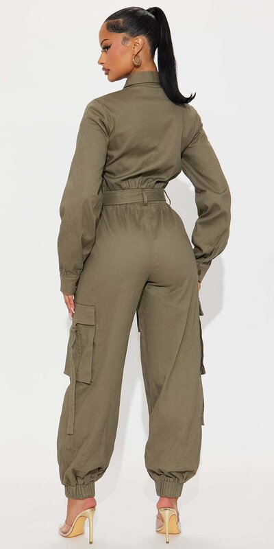 Olivový cargo overal s dlhými rukávmi a jogger nohavicami