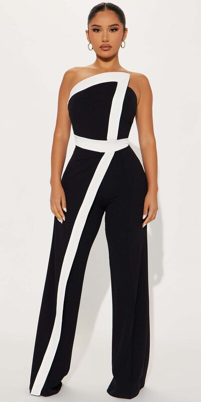 Čierno-biely overal s drapériou a kontrastným lemom