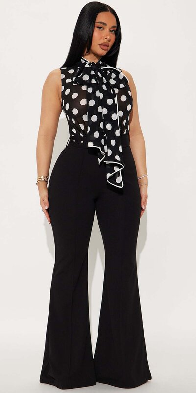 Čierny overal s viazaním pri krku a rozšírenými nohavicami