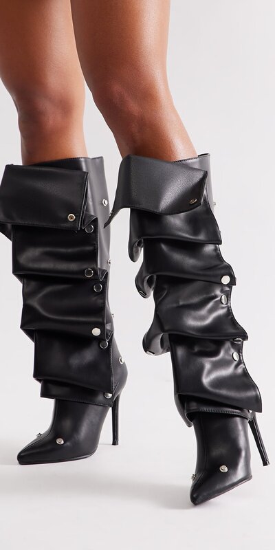 Čierne čižmy s riasením a kovovými aplikáciami