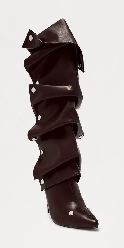 Hnedé čižmy s riasením a kovovými detailmi