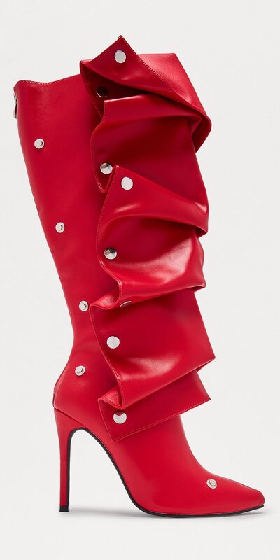 Červené čižmy s riasením a kovovými ozdobami