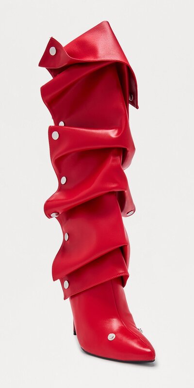 Červené čižmy s riasením a kovovými ozdobami