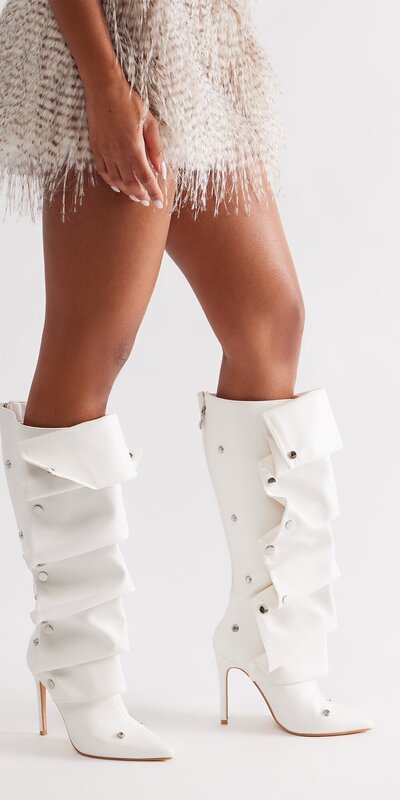 Biele čižmy s riasením a kovovými detailmi