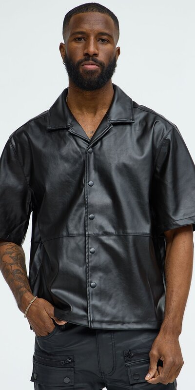 Čierna košeľa z umelej kože s krátkym rukávom
