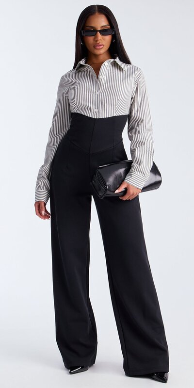 Čierny pásikavý overal so širokými nohavicami