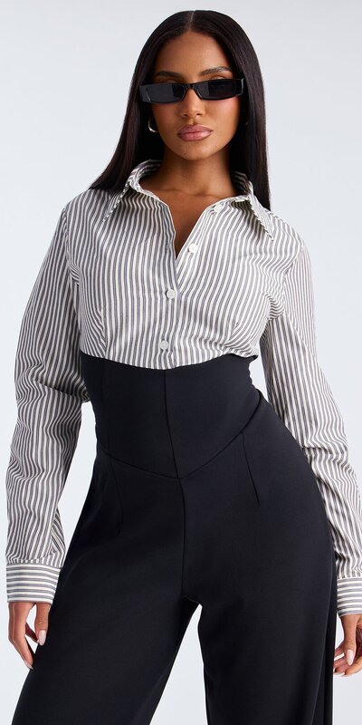 Čierny pásikavý overal so širokými nohavicami