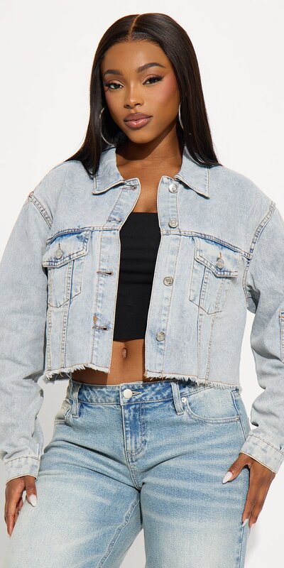 Svetlomodrá džínsová bunda s vreckami a strihaným lemom