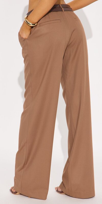 Elegantné hnedé nohavice s opaskom a širokými nohavicami