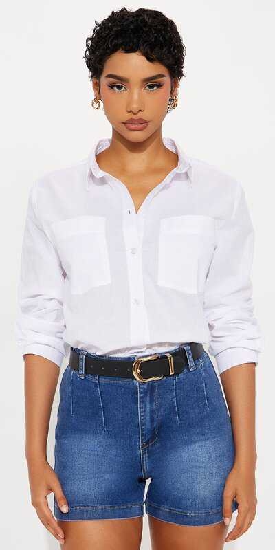 Biela bavlnená košeľa so zapínaním na gombíky a vreckami