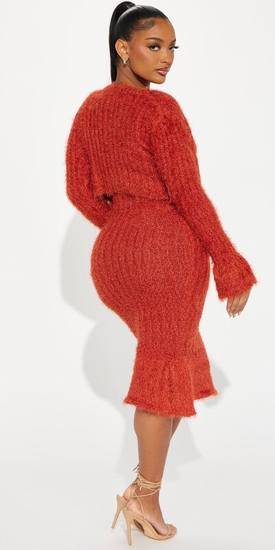 Hrdzavé úpletové maxi šaty s bolerom a volánovým lemom