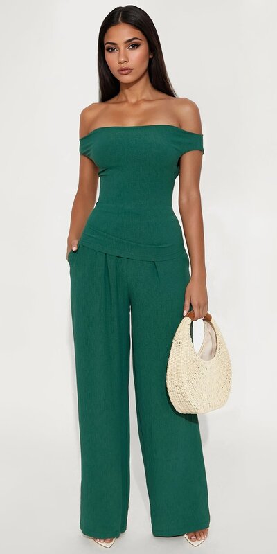 Zelená dvojdielna súprava s odhalenými ramenami a nohavicami