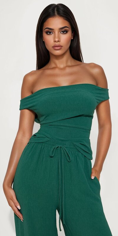 Zelená dvojdielna súprava s odhalenými ramenami a nohavicami