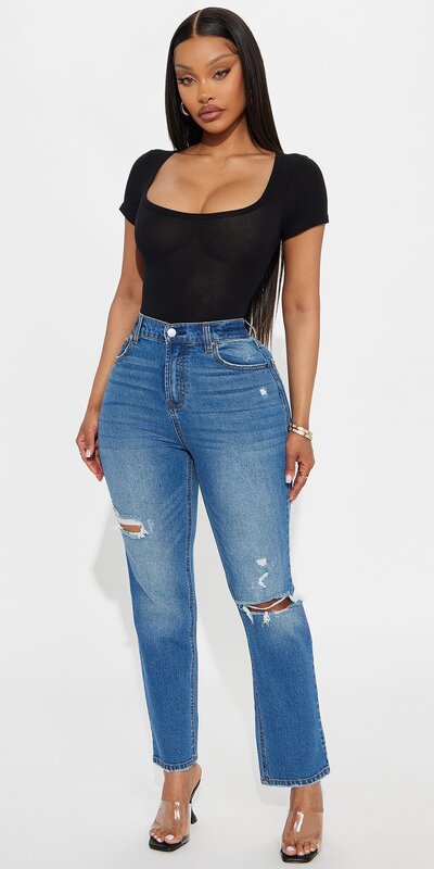 Stredne modré rovné rifle s roztrhanými detailmi na členkoch