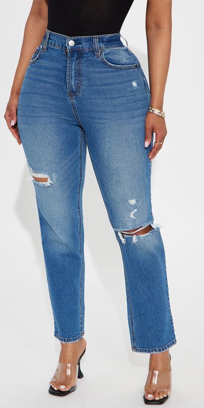 Stredne modré rovné rifle s roztrhanými detailmi na členkoch