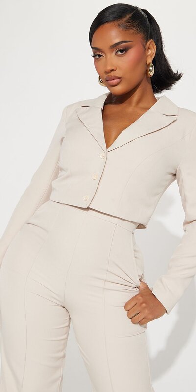Béžová dvojdielna súprava s overalom a elegantným sakom
