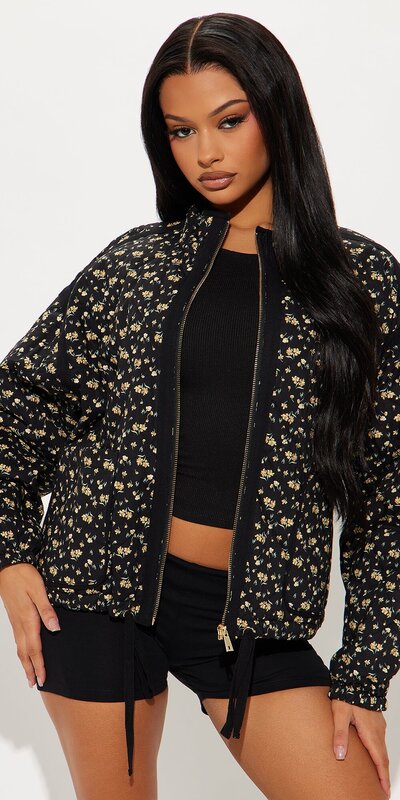 Čierna prešívaná kvetinová bunda v oversize strihu