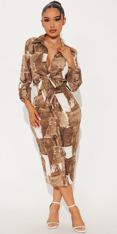 Hnedé midi šaty s denimovou potlačou a viazaním v páse