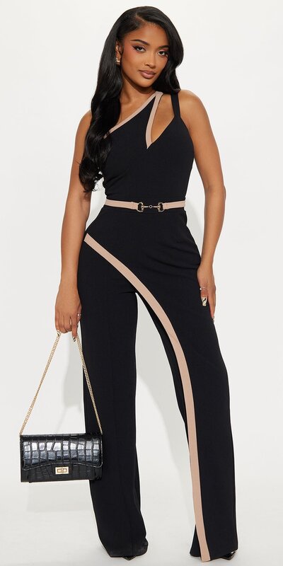 Čierno-biely overal so širokými nohavicami a ozdobnou prackou