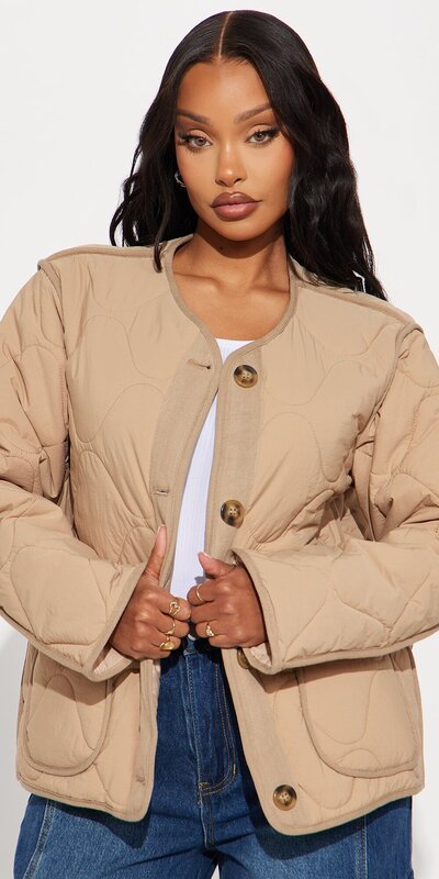 Béžová prešívaná ľahká bunda so zapínaním na cvoky