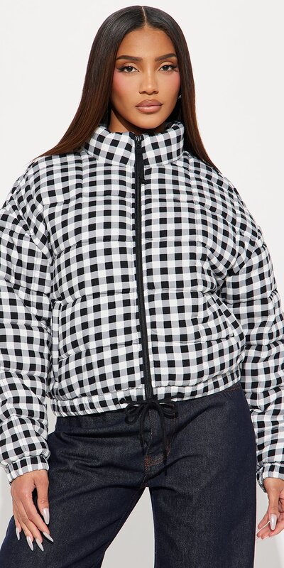 Čierno-biela prešívaná károvaná bunda s golierom