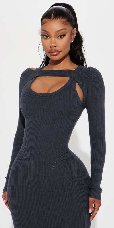 Tmavosivé pletené midi šaty s odhalenými ramenami