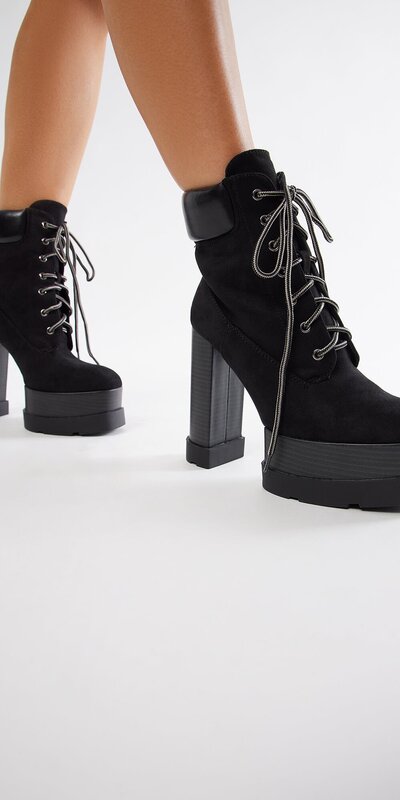 Čierne šnurovacie členkové čižmy na vysokej platforme
