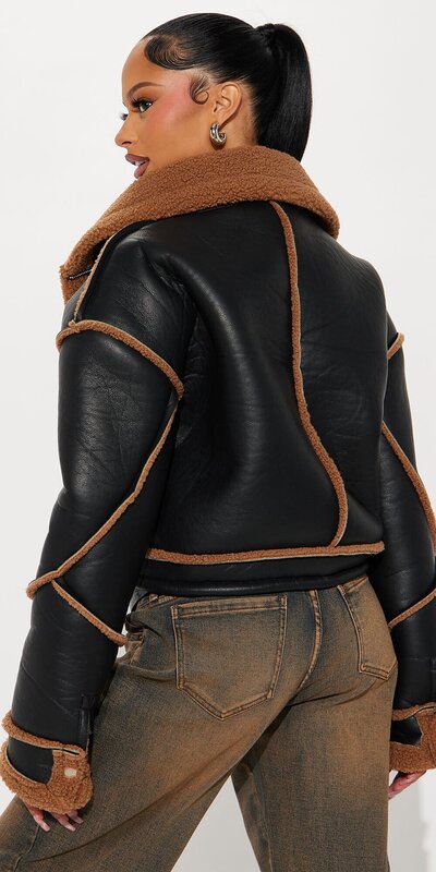 Čierna bunda z umelej kože s kožuškovou podšívkou