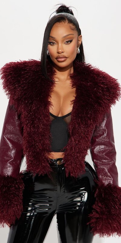 Bordový kabát z umelej kože s kožuškovým lemom