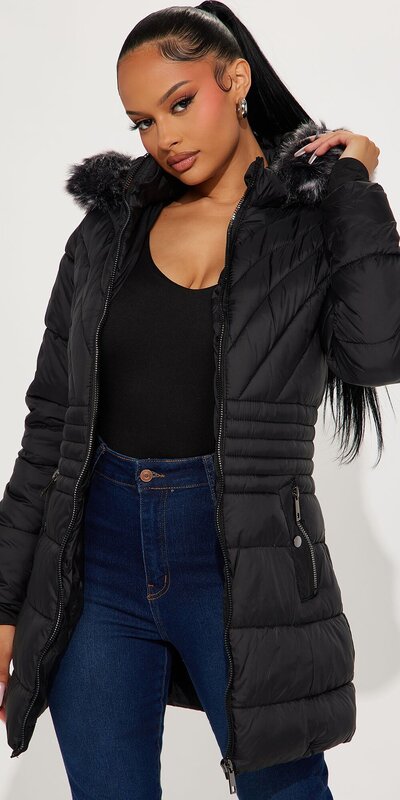 Čierna dlhá prešívaná bunda s kapucňou a kožušinkou