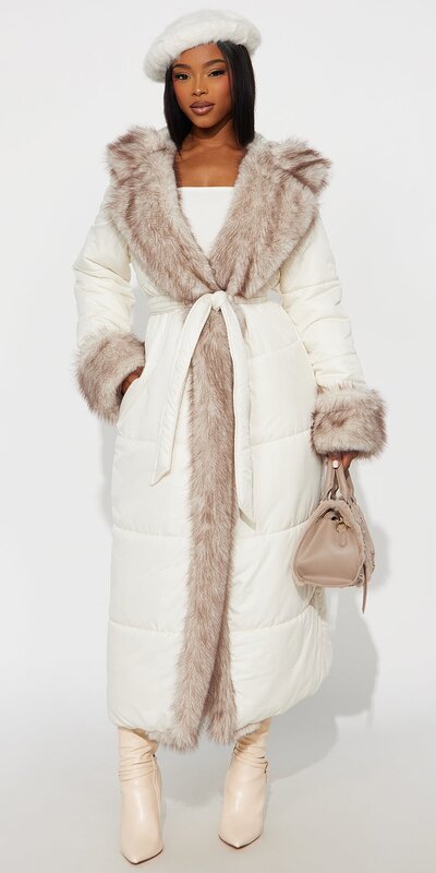 Krémová prešívaná bunda s kapucňou a kožušinovým lemom