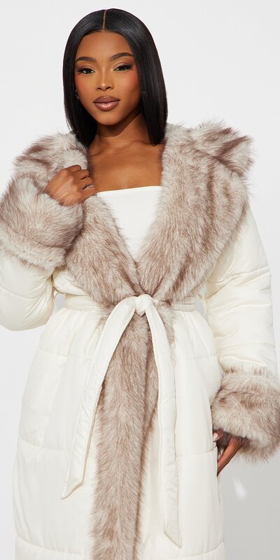 Krémová prešívaná bunda s kapucňou a kožušinovým lemom