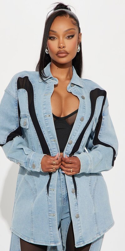 Svetlomodrá rifľová košeľa s jemnými sieťovanými detailmi