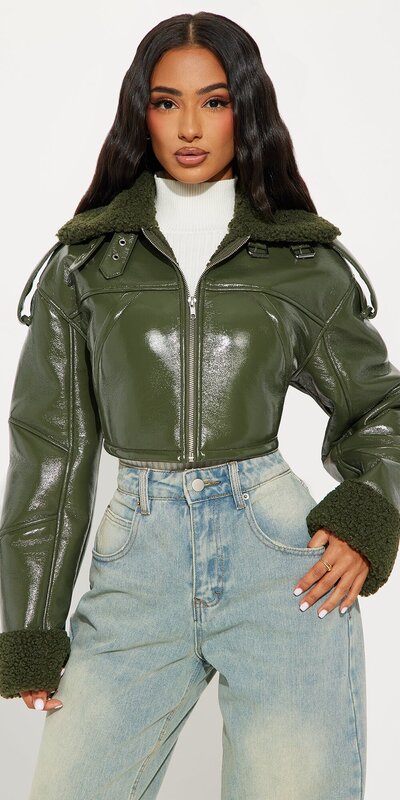 Krátka koženková bunda s kožušinou v olivovej farbe
