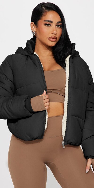 Čierna prešívaná bunda s vnútrom z umelej kožušiny